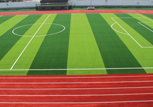 一个标准人工草坪足球场的面积的多少平方米